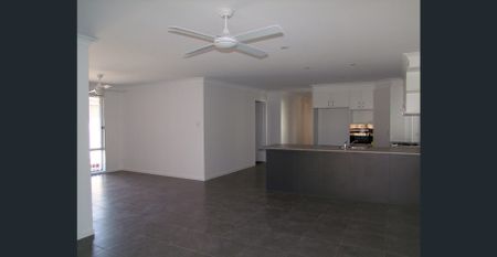 Modern four-bedroom, opposite bushland reserves - Photo 5