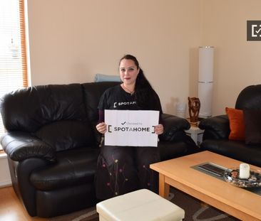 Decorated room in 3-bedroom apartment in Dublin - Photo 4