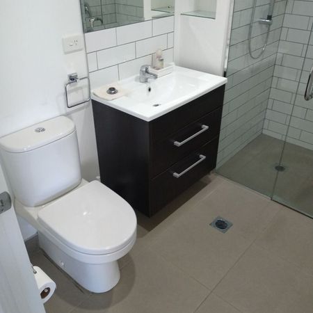 Charming Two-Bedroom Apartment in Prime Takapuna Location - Photo 4