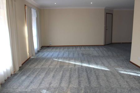 CHARMING FAMILY HOME IN A PRIME LOCATION - Photo 2