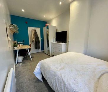 Luxury Bed Flat // Sept, LN2 - Photo 5