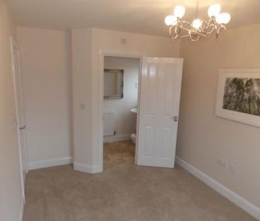 3 bedroom semi-detached house to rent - Photo 5