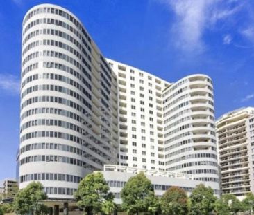 Stunning Modern Apartment with Panoramic Views in Chatswood - Photo 4