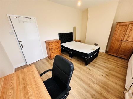 4 bedroom terraced house to rent - Photo 3