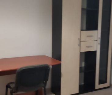 Garsoniera renovată, mobilată și utilată complet - spre inchiriere - Fotografie 4