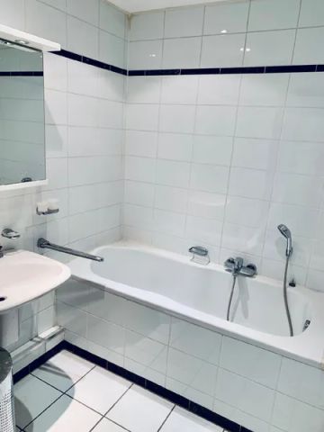 Stilvolle 2-Zimmer-Wohnung mit 2 Balkonen und Doppelstellplatz in Bestlage von Düsseldorf-Oberkassel - Photo 5