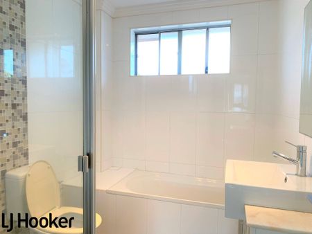 Modern 2 bedroom Townhouse with private yard - Photo 3