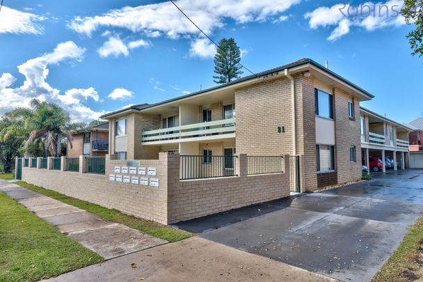 Well presented unit in enviable location, close to local shops and Merewether Beach. - Photo 1