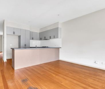 Perfectly positioned townhouse - Photo 6