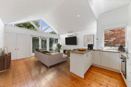 Delightful 2 bedroom Free Standing Victorian in Prahran! - Photo 4