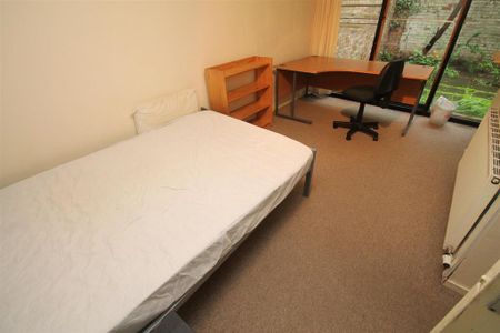 4 bedroom end of terrace house to rent - Photo 2