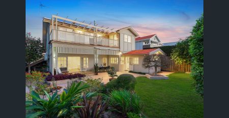 Embracing the beauty of its Californian bungalow craftsmanship - Photo 5