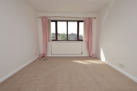3 Bedroom Semi-Detached House - Photo 3