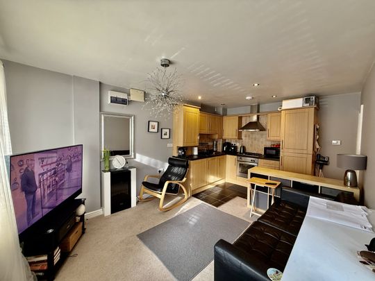 Fully furnished 2-bed ground floor apartment in Littleover Village, Derby. Includes en-suite, family bathroom, fitted kitchen & lounge. Close to Royal Derby Hospital, Littleover Community School & major transport links. Offered by Property Options Estate Agents. £750 PCM. - Photo 1