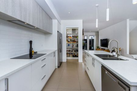 Fab spacious family home in great location with Double Garage!! - Photo 4