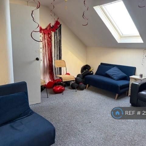1 bedroom in a flat share to rent - Photo 1