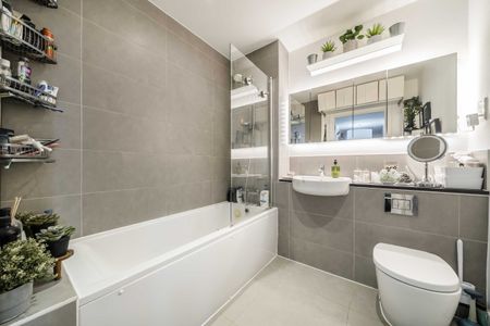 Trinity Way, W3, London - Photo 3