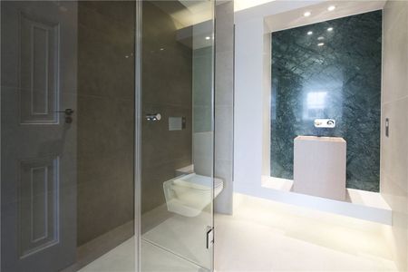 This superb apartment is finished throughout to a very high standard and enjoys lovely views overlooking the pretty gardens of Bryanston Square. - Photo 5