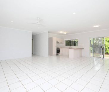 Fantastic Fully Air Conditioned Villa - Garage with Remote - Photo 5