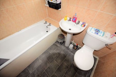 8 bedroom House in & Burley Lodge Road, Leeds - Photo 5