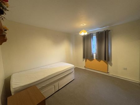 1 bedroom in a house share to rent - Photo 2