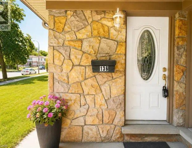 136 JANSEN Avenue — 3 Bedroom - Photo 1
