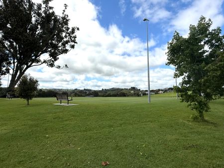 Spacious 3 Bedroom Family Home with Elevated Views Over Waipuna Park - Photo 5