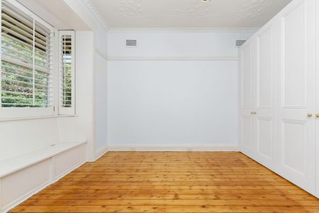 Tranquil Renovated First Floor Apartment in Character Art Deco Block - Photo 4