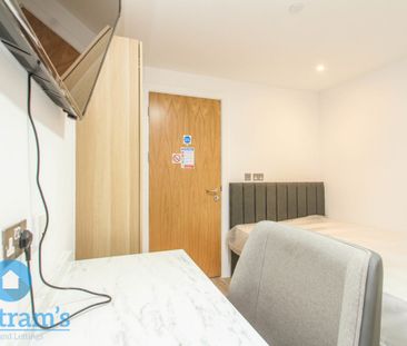 4 bed Apartment for Rent - Photo 2