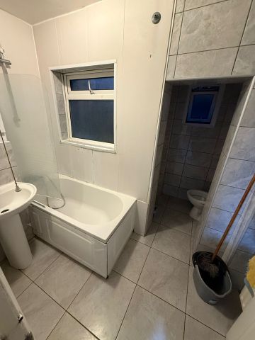 Room in a Shared House, CR7 - Photo 5