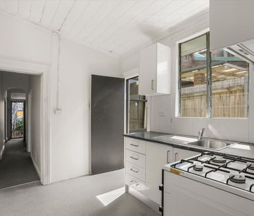 Charming One Bedroom Terrace in Prime Alexandria Location - Photo 3