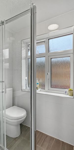 This fully furnished studio room is available in a three-person professional house share, located just off Cherry Hinton Road. The property offers excellent access to Addenbrooke’s Hospital, Cambridge Train Station, and the city centre, making it ideal for working professionals. - Photo 1