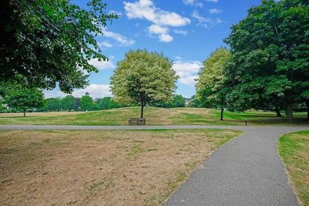 Aquila House, Surrey, RH1 - Photo 5