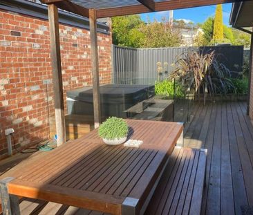 Beautifully presented home, with outdoor spa. Available fully-furni... - Photo 1