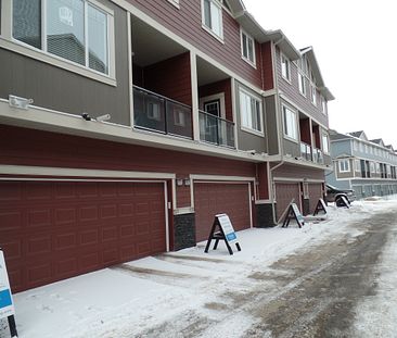 Like new, double garage 3 bdrms townhouse in Panorama hills! - Photo 1