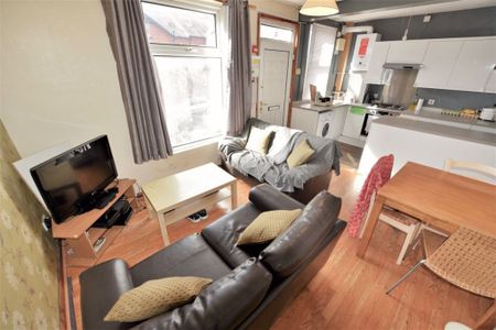 3 bedroom House in Hessle Walk, Leeds - Photo 2