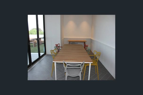 Modern 3-Bedroom Apartment - Photo 1