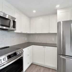 The Shoreland - Photo 2