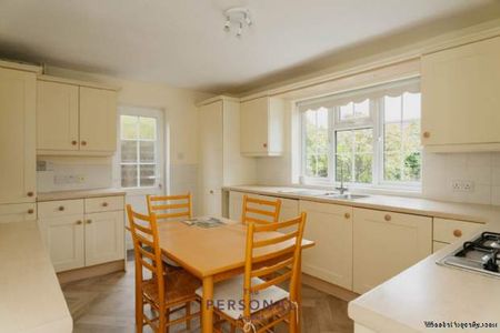 4 bedroom property to rent in Epsom - Photo 2