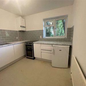 A ground floor flat is located less than a mile from Marlow High Street - Photo 2