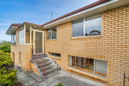 Expansive Family Home including a self-contained 2 bedder - Photo 3