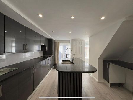 3 bedroom terraced house to rent - Photo 5