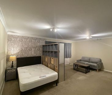 Studio Flat, Montague Road, SW19 - Photo 3