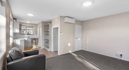 Modern and Comfortable 3 bedroom - Photo 2