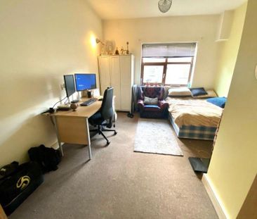 3 bedroom flat to rent - Photo 2