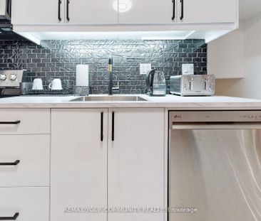 For Lease - 70 Bedford Park Avenue, Richmond Hill, Ontario - Photo 1