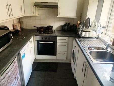 2 Bed Terraced House, Elmore Court, NG7 - Photo 4