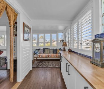 Highset Character Home - Photo 4