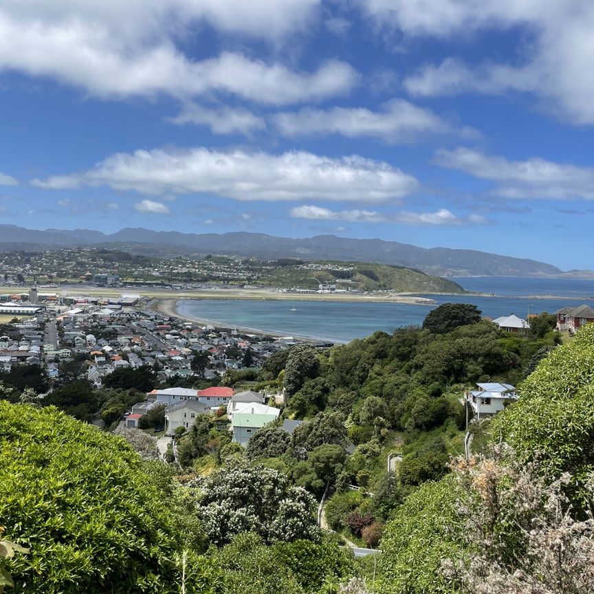 3 Bedrooms in Melrose - Photo 1