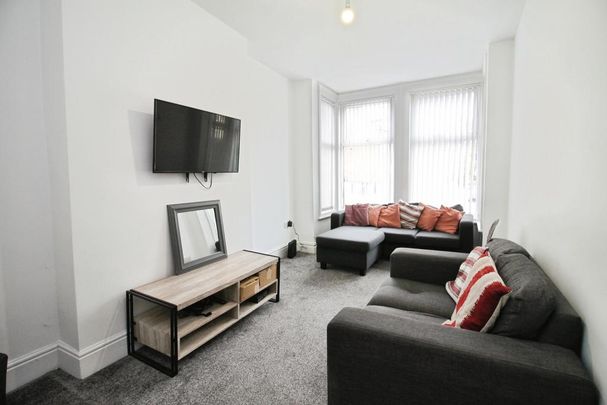 4 bedroom end of terrace house to rent - Photo 1